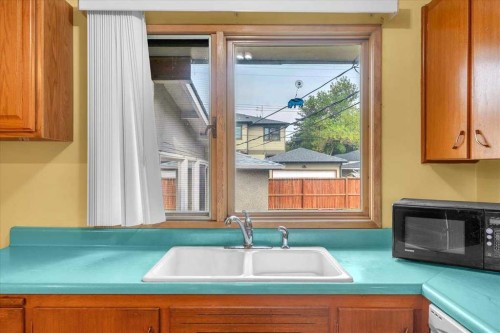 4920 Worcester Drive Sw, Calgary, AB - Indoor Photo Showing Kitchen