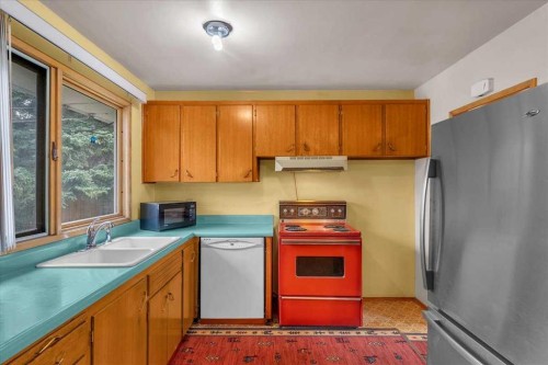 4920 Worcester Drive Sw, Calgary, AB - Indoor Photo Showing Kitchen With Double Sink