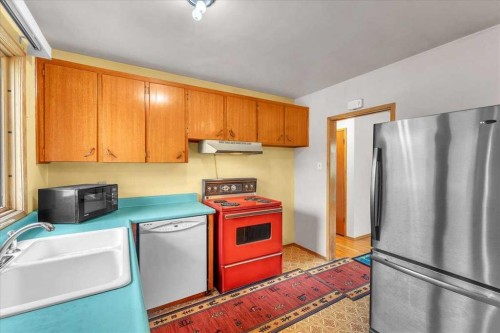 4920 Worcester Drive Sw, Calgary, AB - Indoor Photo Showing Kitchen With Double Sink