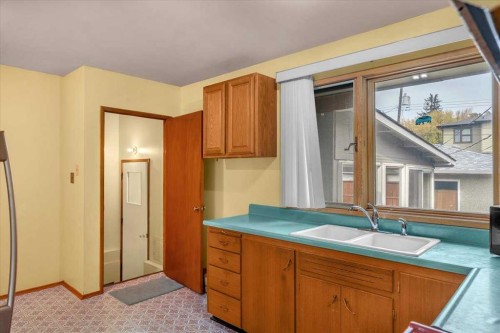 4920 Worcester Drive Sw, Calgary, AB - Indoor Photo Showing Kitchen With Double Sink