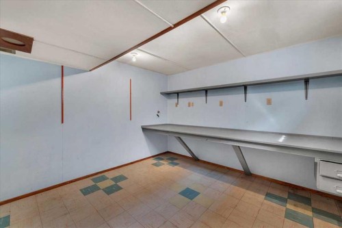 4920 Worcester Drive Sw, Calgary, AB - Indoor Photo Showing Other Room