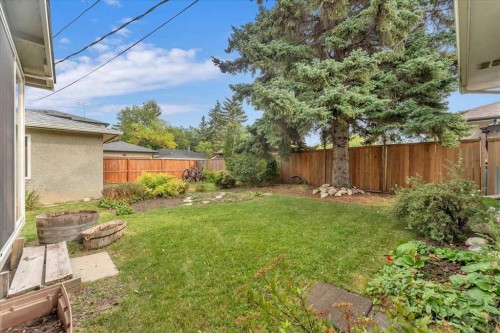4920 Worcester Drive Sw, Calgary, AB - Outdoor With Backyard