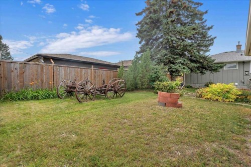 4920 Worcester Drive Sw, Calgary, AB - Outdoor With Backyard