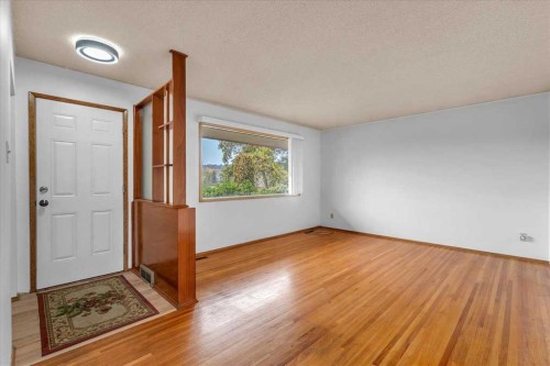 4920 Worcester Drive Sw, Calgary, AB - Indoor Photo Showing Other Room