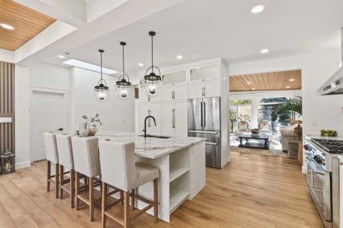 2332 Uxbridge Drive Nw, Calgary, AB - Indoor Photo Showing Kitchen With Upgraded Kitchen