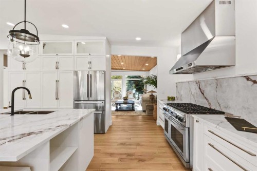 2332 Uxbridge Drive Nw, Calgary, AB - Indoor Photo Showing Kitchen With Double Sink With Upgraded Kitchen