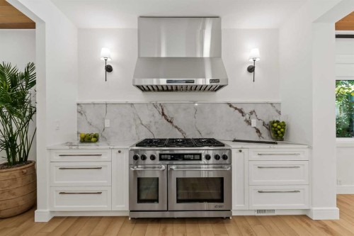 2332 Uxbridge Drive Nw, Calgary, AB - Indoor Photo Showing Kitchen With Upgraded Kitchen