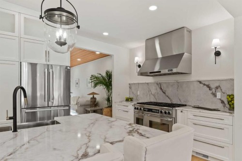 2332 Uxbridge Drive Nw, Calgary, AB - Indoor Photo Showing Kitchen With Upgraded Kitchen