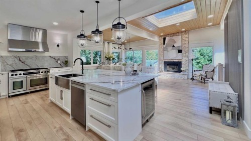 2332 Uxbridge Drive Nw, Calgary, AB - Indoor Photo Showing Kitchen With Upgraded Kitchen