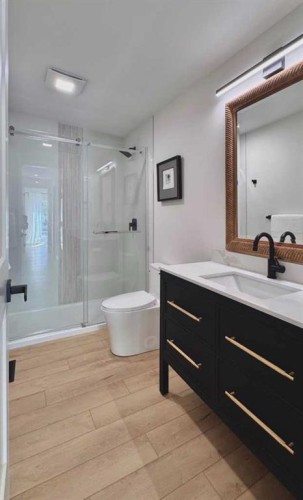 2332 Uxbridge Drive Nw, Calgary, AB - Indoor Photo Showing Bathroom