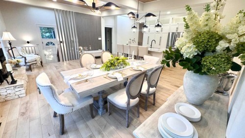 2332 Uxbridge Drive Nw, Calgary, AB - Indoor Photo Showing Dining Room