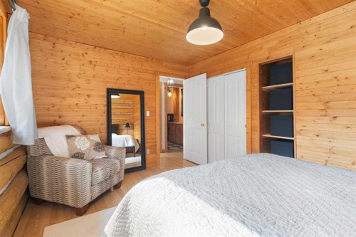 4-29415 Range Road 52, Rural Mountain View County, AB - Indoor Photo Showing Bedroom