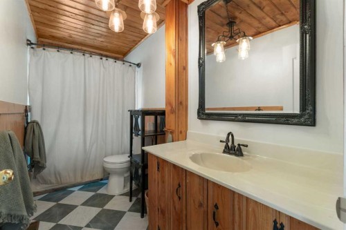 4-29415 Range Road 52, Rural Mountain View County, AB - Indoor Photo Showing Bathroom