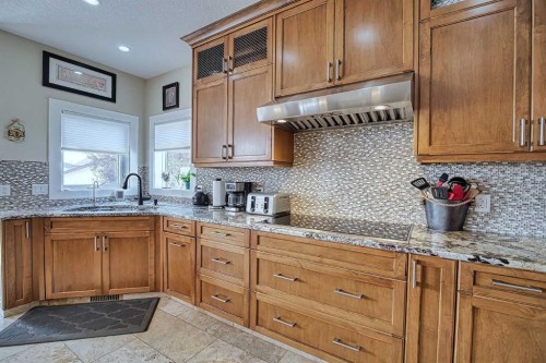 409 9 Street, Beiseker, AB - Indoor Photo Showing Kitchen