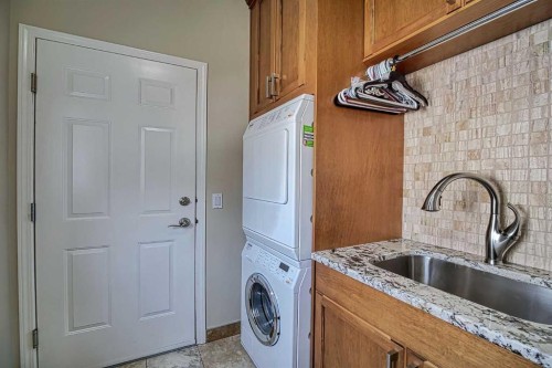 409 9 Street, Beiseker, AB - Indoor Photo Showing Laundry Room