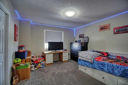 409 9 Street, Beiseker, AB - Indoor Photo Showing Bedroom