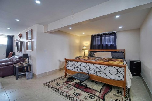 409 9 Street, Beiseker, AB - Indoor Photo Showing Bedroom
