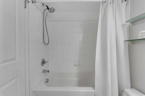 8328-304 Mackenzie Way Sw, Airdrie, AB - Indoor Photo Showing Bathroom