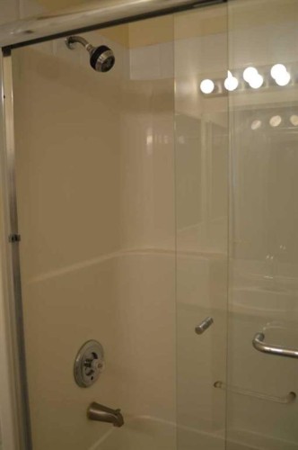 21 Country Hills Rise Nw, Calgary, AB - Indoor Photo Showing Bathroom