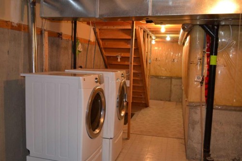 21 Country Hills Rise Nw, Calgary, AB - Indoor Photo Showing Laundry Room