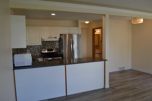 21 Country Hills Rise Nw, Calgary, AB - Indoor Photo Showing Kitchen