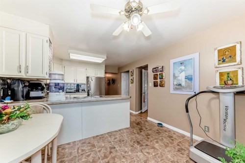 983 Woodbine Boulevard Sw, Calgary, AB - Indoor Photo Showing Kitchen