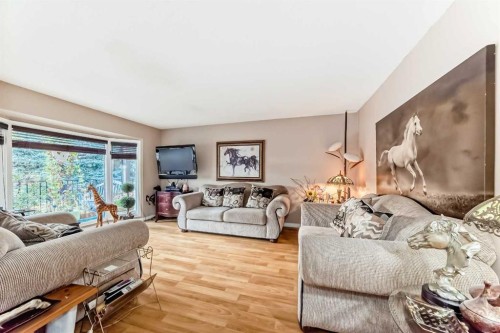983 Woodbine Boulevard Sw, Calgary, AB - Indoor Photo Showing Living Room