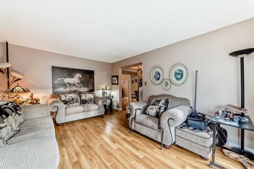 983 Woodbine Boulevard Sw, Calgary, AB - Indoor Photo Showing Living Room