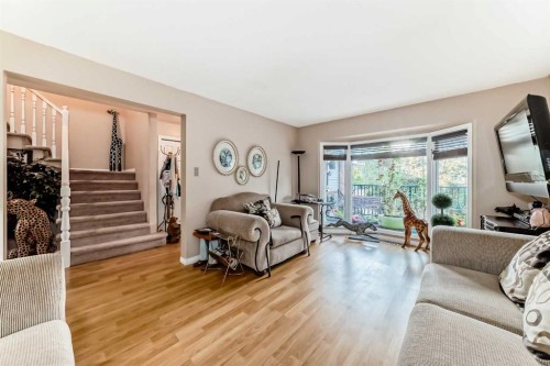 983 Woodbine Boulevard Sw, Calgary, AB - Indoor Photo Showing Living Room