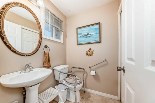 983 Woodbine Boulevard Sw, Calgary, AB - Indoor Photo Showing Bathroom