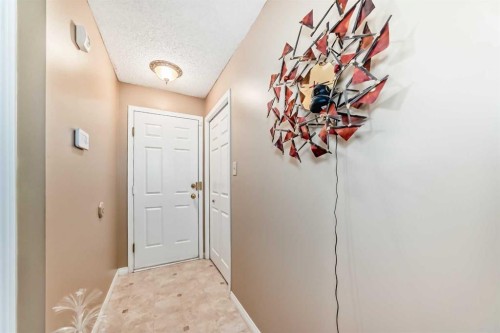 983 Woodbine Boulevard Sw, Calgary, AB - Indoor Photo Showing Other Room