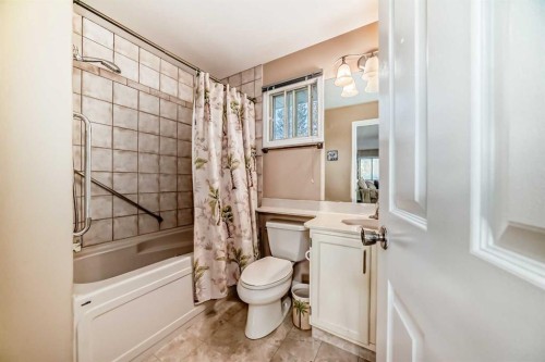 983 Woodbine Boulevard Sw, Calgary, AB - Indoor Photo Showing Bathroom
