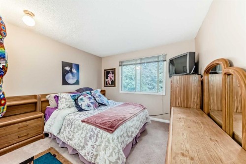 983 Woodbine Boulevard Sw, Calgary, AB - Indoor Photo Showing Bedroom