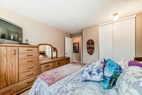 983 Woodbine Boulevard Sw, Calgary, AB - Indoor Photo Showing Bedroom