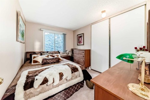 983 Woodbine Boulevard Sw, Calgary, AB - Indoor Photo Showing Bedroom