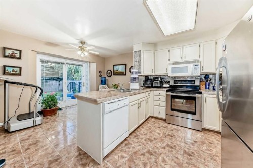 983 Woodbine Boulevard Sw, Calgary, AB - Indoor Photo Showing Kitchen