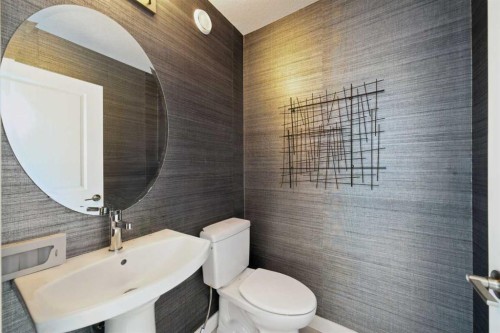47 Edith Terrace Nw, Calgary, AB - Indoor Photo Showing Bathroom