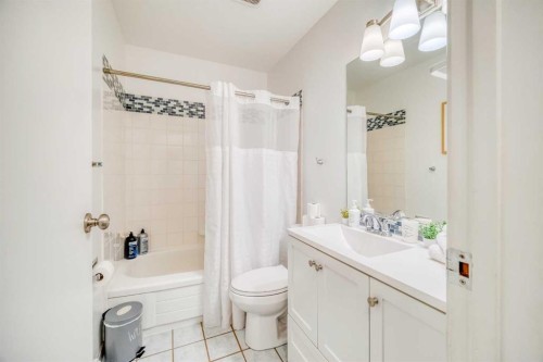 2715 63 Avenue Sw, Calgary, AB - Indoor Photo Showing Bathroom