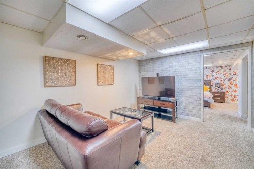 2715 63 Avenue Sw, Calgary, AB - Indoor