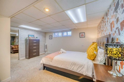 2715 63 Avenue Sw, Calgary, AB - Indoor