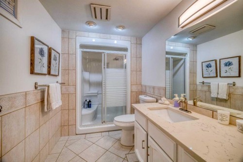 2715 63 Avenue Sw, Calgary, AB - Indoor Photo Showing Bathroom