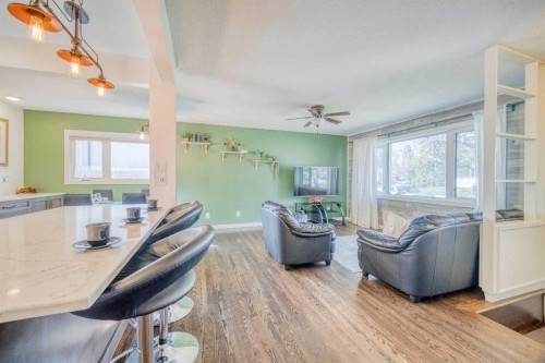 2715 63 Avenue Sw, Calgary, AB - Indoor