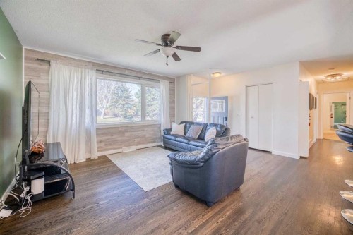 2715 63 Avenue Sw, Calgary, AB - Indoor Photo Showing Living Room