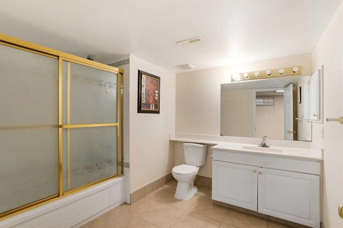 218 15 Avenue Nw, Calgary, AB - Indoor Photo Showing Bathroom