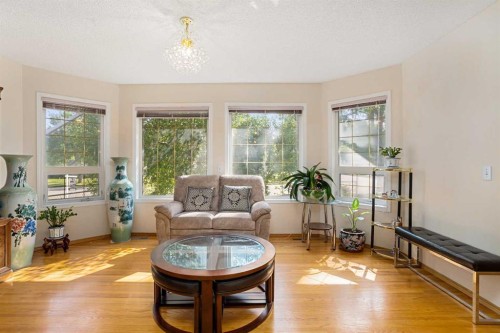 218 15 Avenue Nw, Calgary, AB - Indoor Photo Showing Living Room