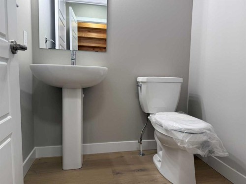 302 Sundown Road, Cochrane, AB - Indoor Photo Showing Bathroom