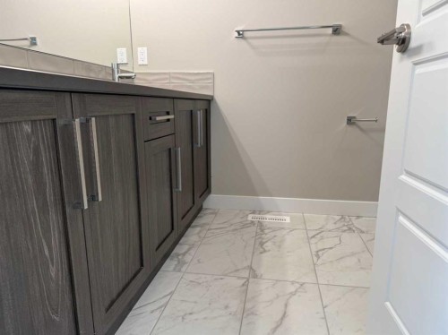 302 Sundown Road, Cochrane, AB - Indoor Photo Showing Bathroom