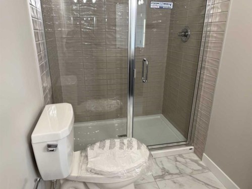 302 Sundown Road, Cochrane, AB - Indoor Photo Showing Bathroom