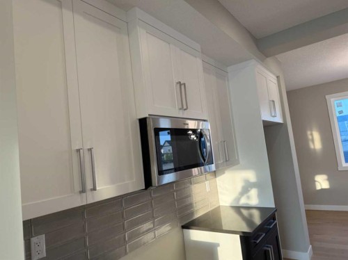 302 Sundown Road, Cochrane, AB - Indoor Photo Showing Kitchen