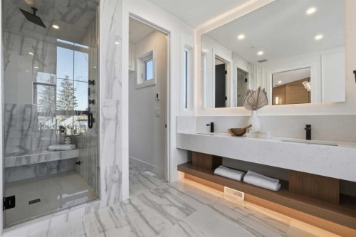1321 10 Avenue Se, Calgary, AB - Indoor Photo Showing Bathroom